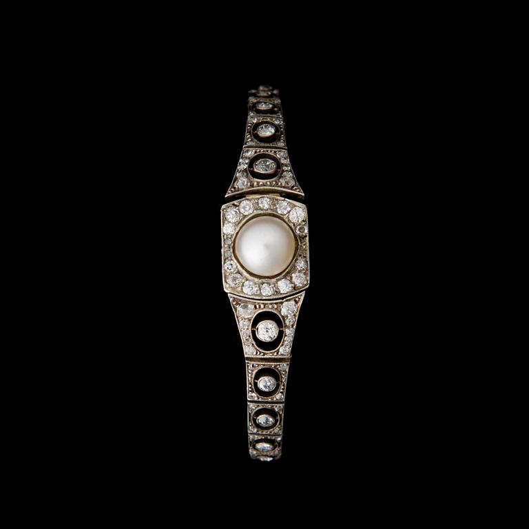 A BRACELET, cultured pearls, old- and rose-cut diamonds, 14K (56) gold. Russia.