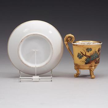 En porslinskopp med fat, troligen Ryssland, kejserliga porslinsmanufakturen, St Petersburg, 1800-talets första hälft.