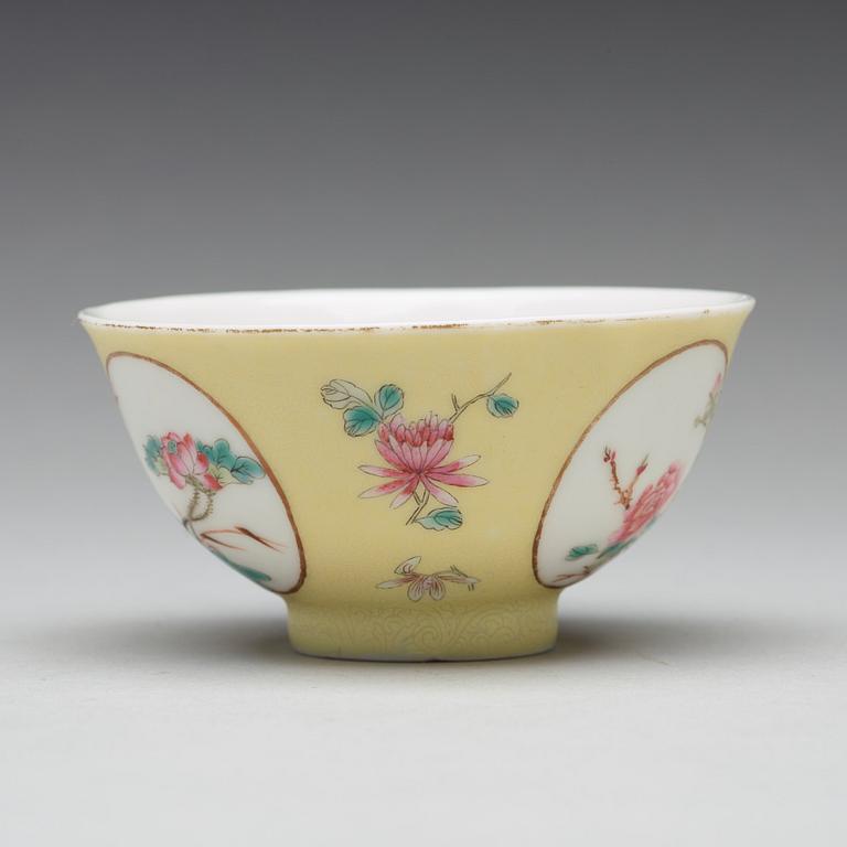 A yellow sgrafitto bowl, Republic with four character mark 'Qinghua Zhenpin'.