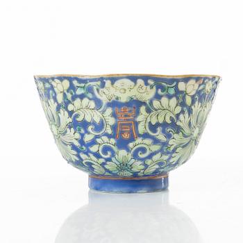 Skålar, tre stycken, samt litet blåvitt ytterfoder och lackask, porslin, Qingdynastin, 1800-tal.