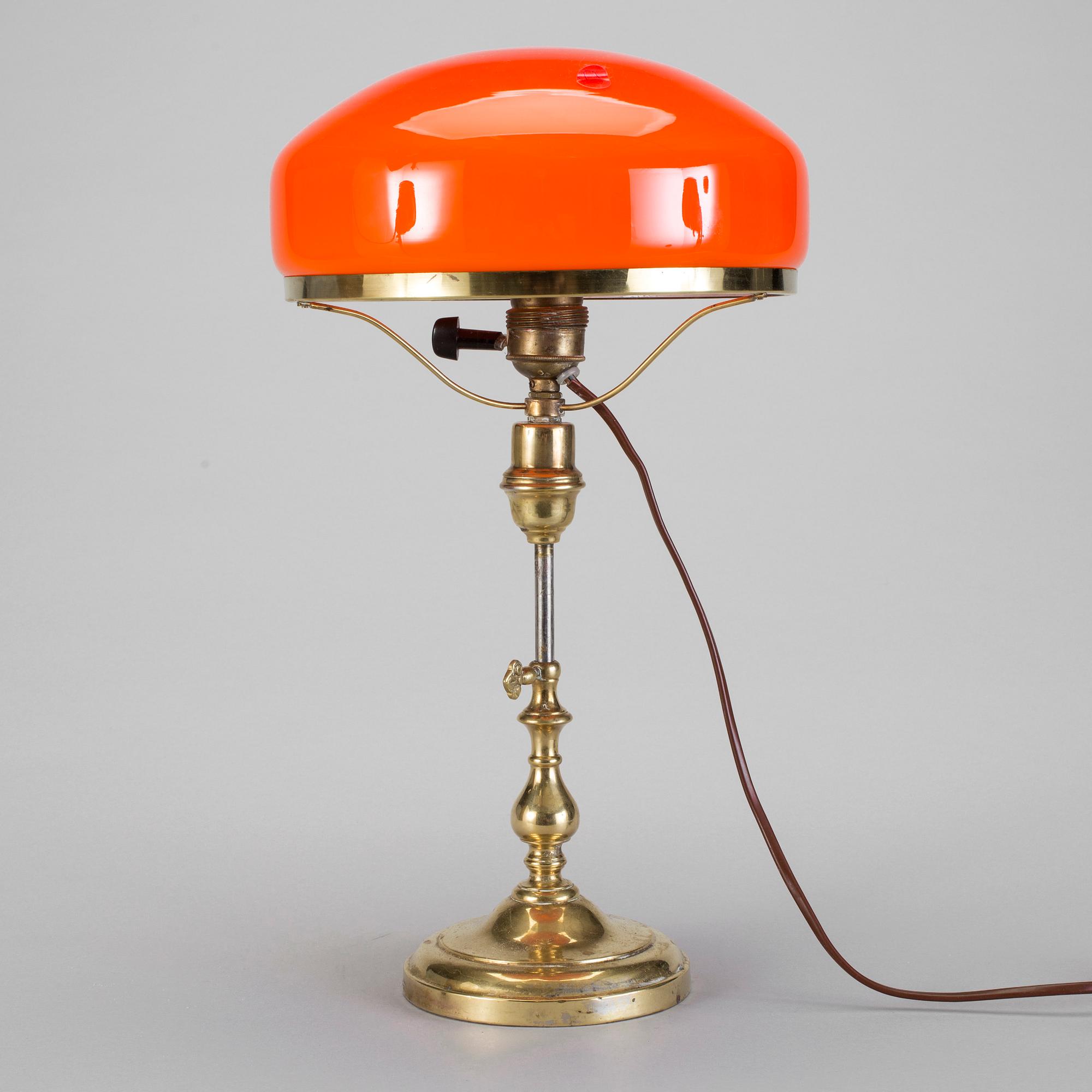BORDSLAMPA I MÄSSING, så kallad Strindbergslampa, 1900-talets första hälft.