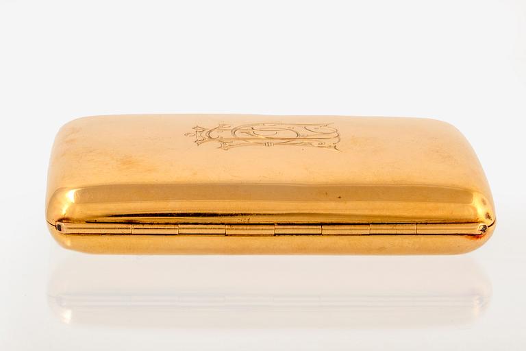 A 18 carat gold cigarette case from G Dahlgren & Co, Malmö 1912.
