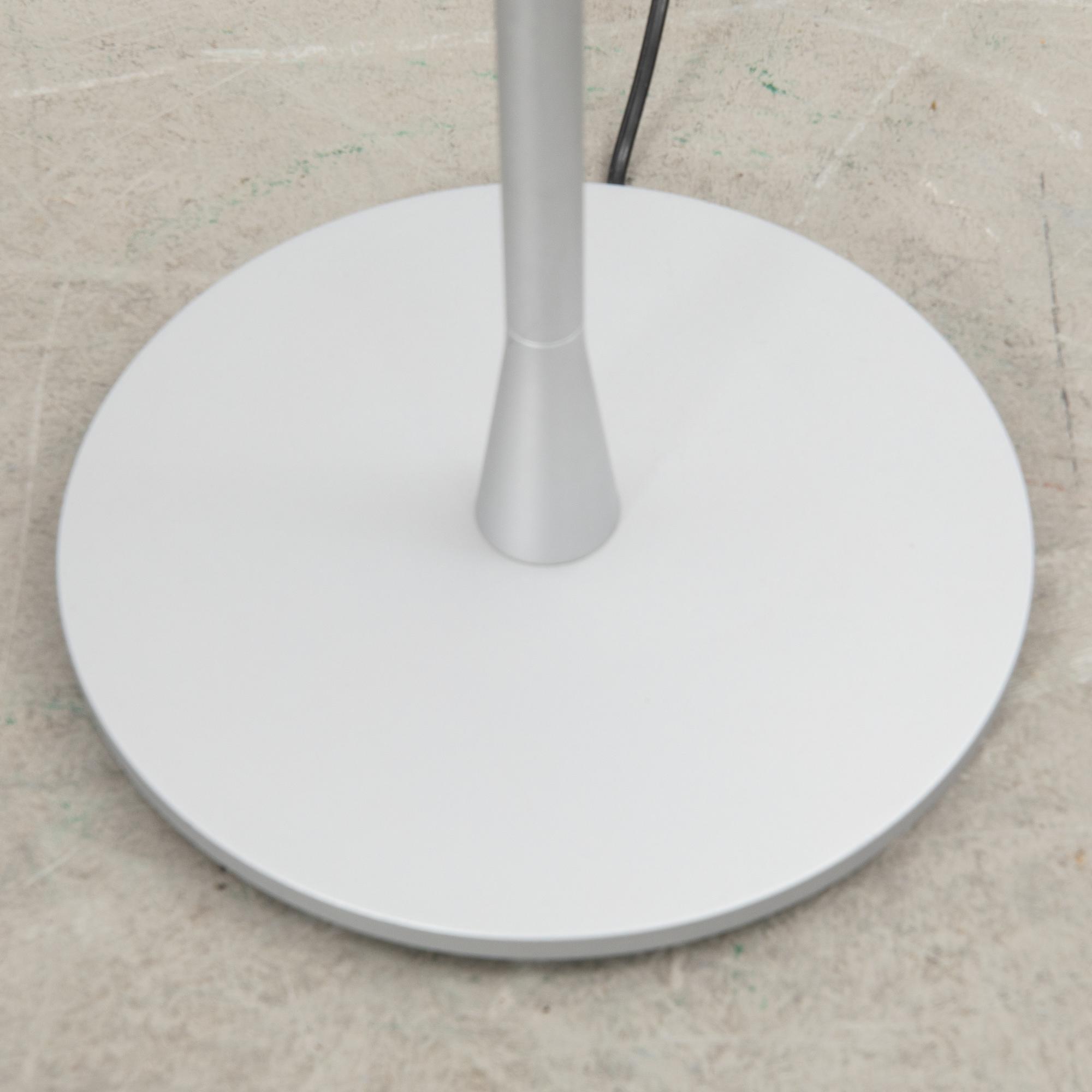 Jasper Morrison, bordslampa "Glo ball" för Flos 2000-tal.