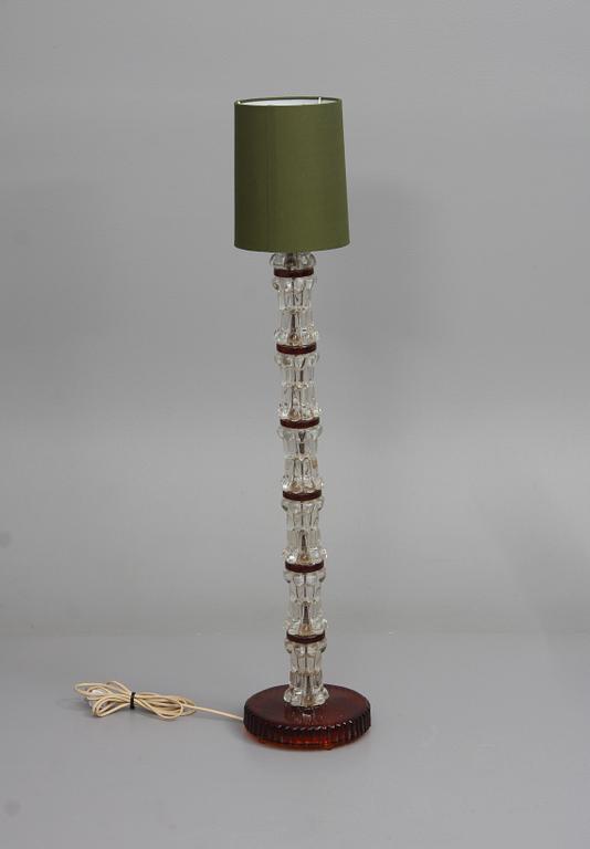 BORDSLAMPA, glas. Orrefors, trol. Carl Fagerlund. 1900-talets andra hälft.