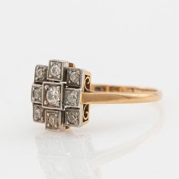 Ring, 18K guld med briljantslipade diamanter.