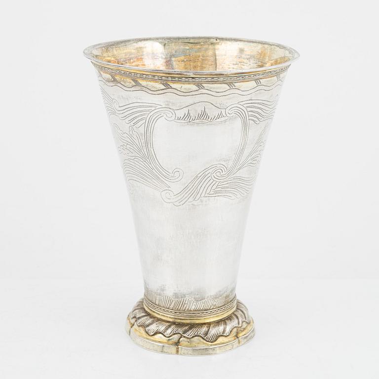 A silver beaker by Erik Lemon, Uppsala, 1780.