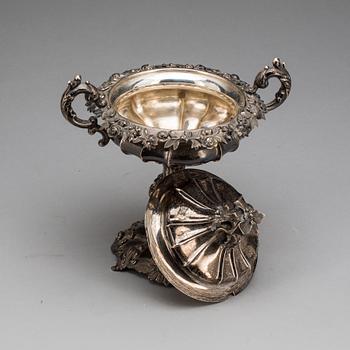 STRÖSOCKERSKÅL på FOT, silver, Gustaf Möllenborg-Féron, Stockholm, 1853. Vikt ca 950 g.