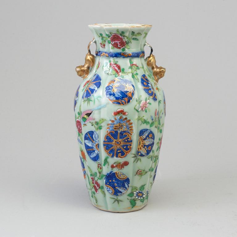 A Canton vase, Qing dynasty, 19th Century.