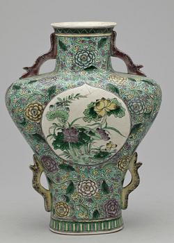 VAS, porslin, Kina, sannolikt 1900-tal.