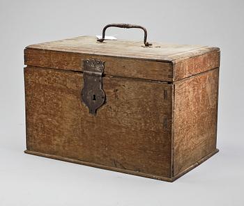 KISTA MED VERKTYG, troligen 1700-tal.