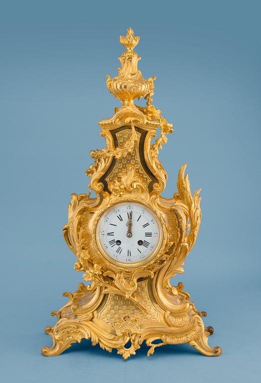 A MANTELPIECE CLOCK.