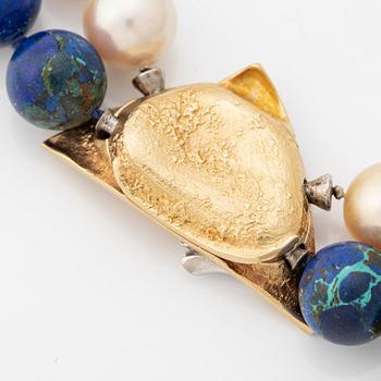 Ole Lynggaard, spänne i  18K guld med briljantslipad diamant.