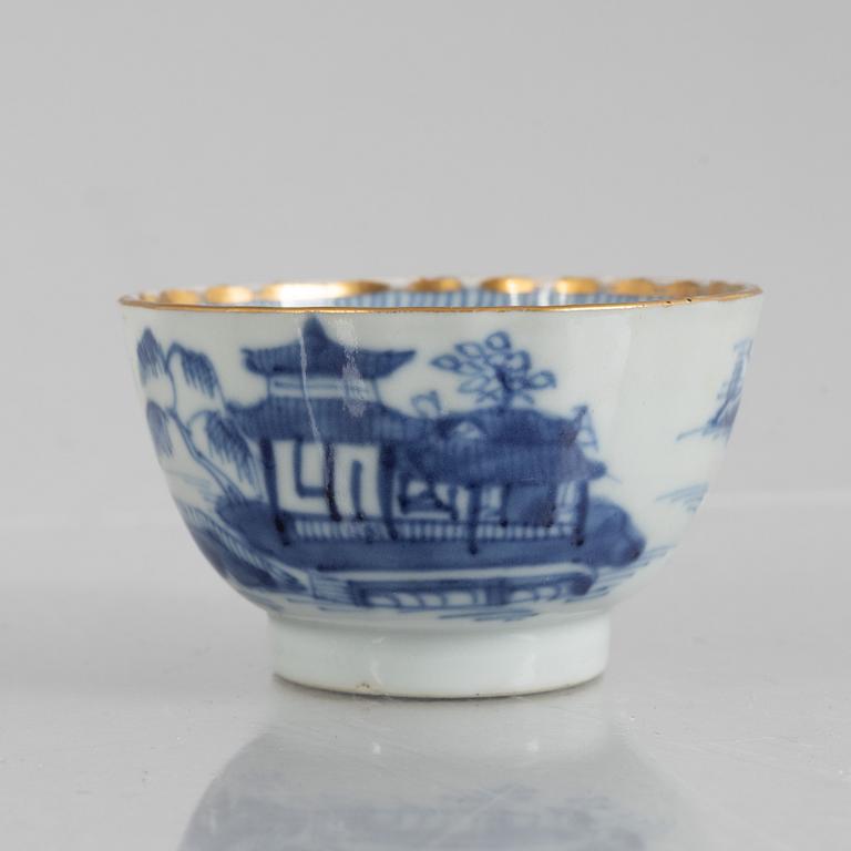 A blue and white export porcelain cup with saucer and four small dishes, China, Qing dynasty, 18th/19th century.