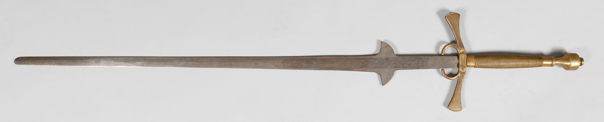 SVÄRD, fäste av mässing, stålblad, 1900-tal.