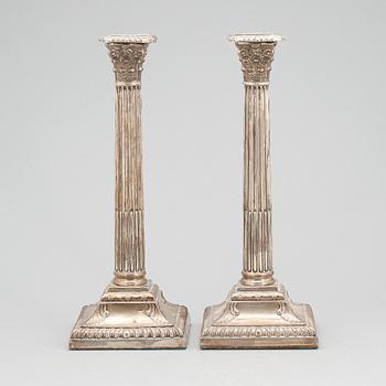 KOLONNLJUSSTAKAR, ett par, silver, sannolikt Jane Brownet, London, 1884.