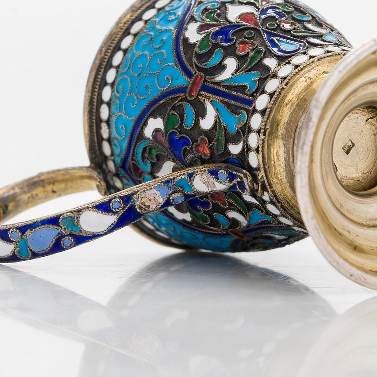 Kuppi, kullattua hopeaa ja cloisonné-emalia, Moskova 1898-1914.