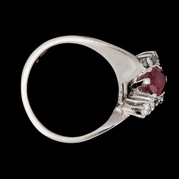 RING, fasettslipad rubin, 0.76 ct, med baguett- och briljantslipade diamanter, tot. 0.67 ct.