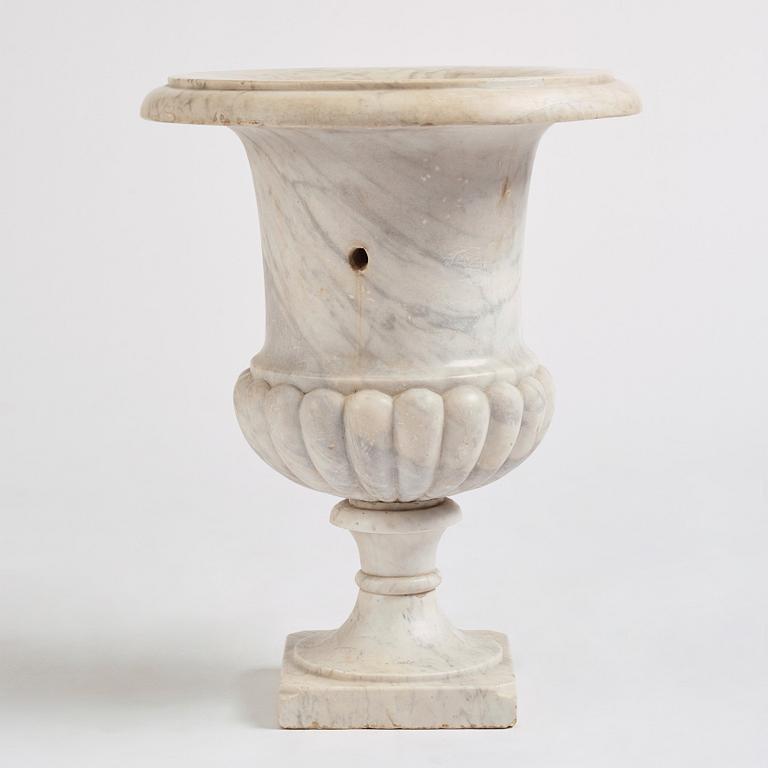 A presumably Italian white marble urn, first half of the 19th century.