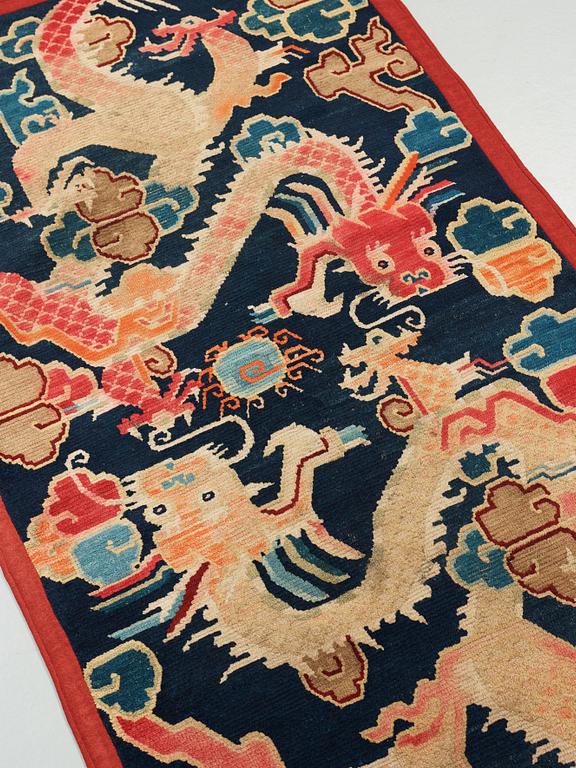 RUG. Antique Tibet. 162 x 88,5 cm. Late Qing dynasty.