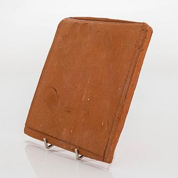 Kyllikki Salmenhaara, reliefi, rödlera, avtryck av konstnärens hand, osignerad.