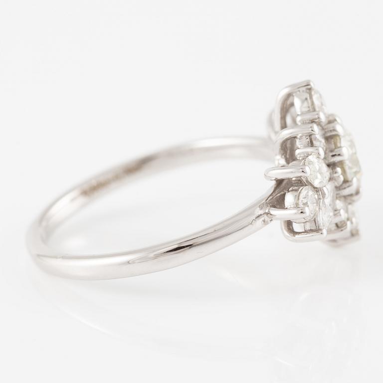 Ring 14K vitguld med briljantslipade diamanter.