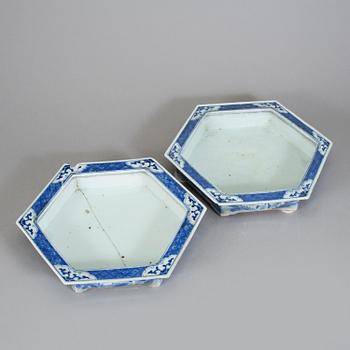 YTTERFODER, ett par, med fat. Porslin, Kina, 1900-tal.