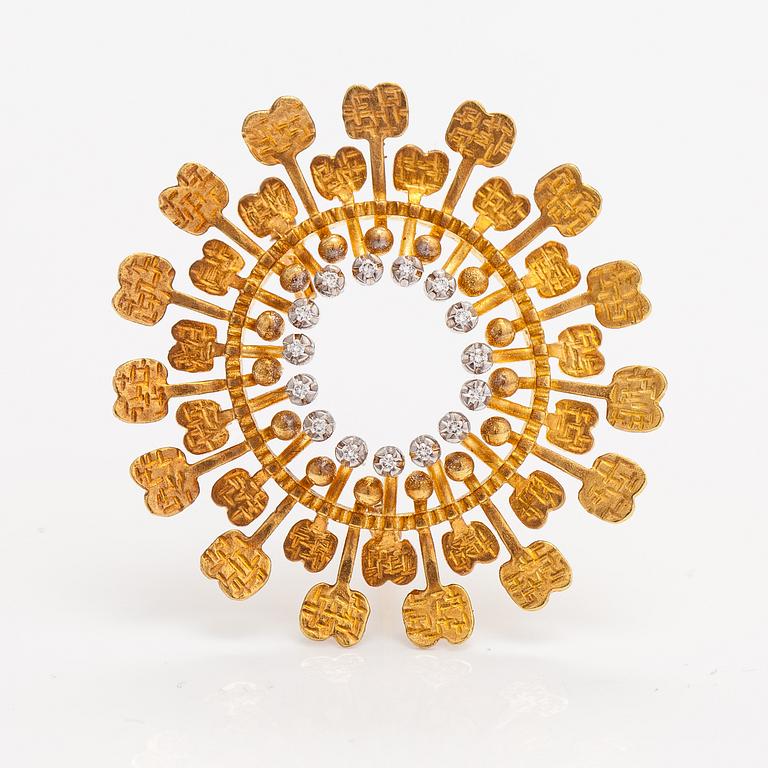 Tapio Wirkkala,  "Sun", an 18K gold brooch with diamonds ca 0.13 ct in total. Kultakeskus, Hämeenlinna 2000.
