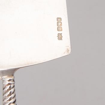 AN EDWARDIAN SILVER CRUMBER, marks of Mappin & Webb, Sheffield 1904.