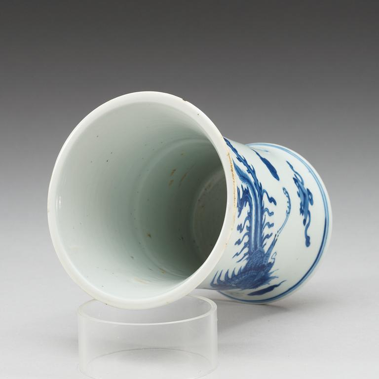 A blue and white brushpot, Qing dynasty, Kangxi (1662-1722).