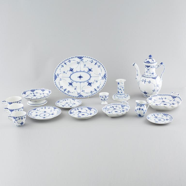 46 pieces of "Musselmalet" porcelain table ware, by Royal Copenhagen, first half/mid 20th century.