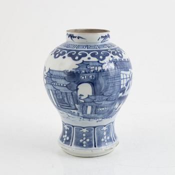 A Chinese blue and white porcelain vase / urn, Qing dynasty, 19th century.