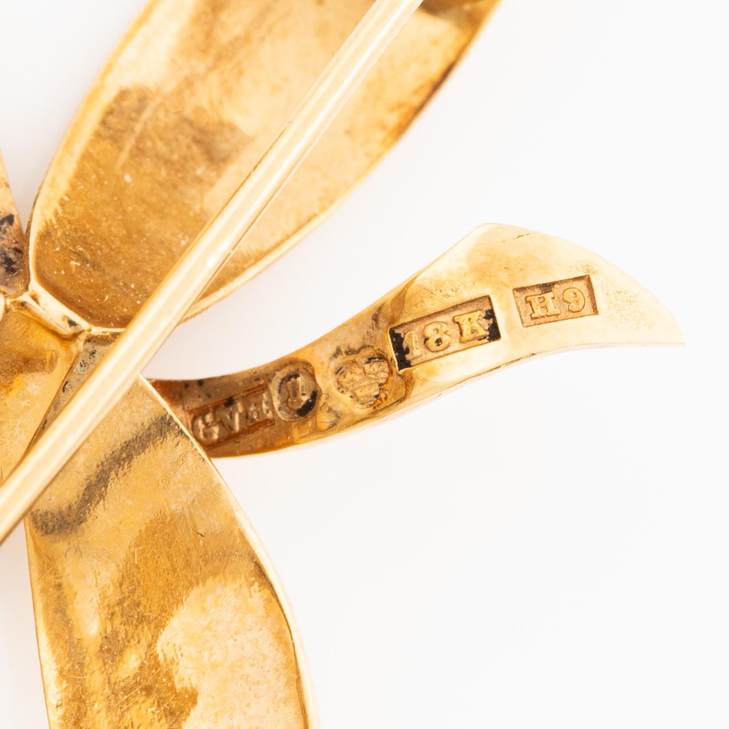 Brosch , 18K guld i form av blomma med odlade pärlor.