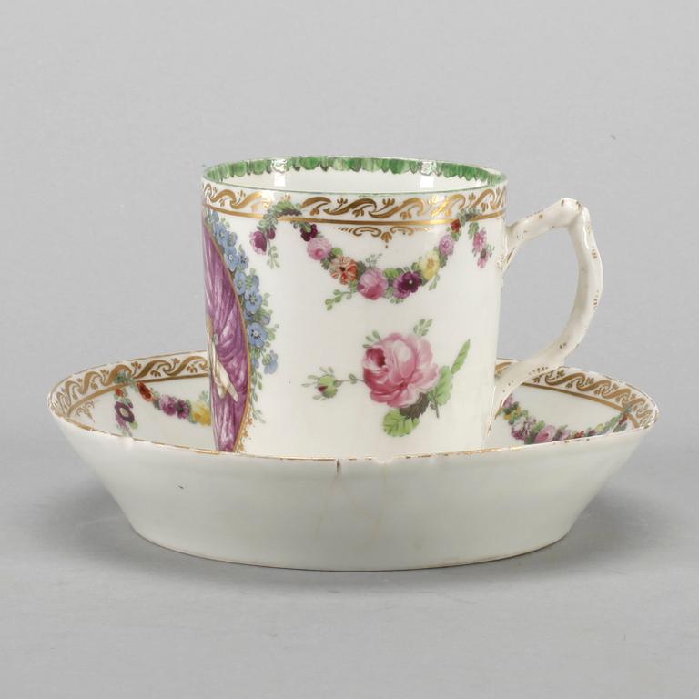 KOPP med FAT, porslin. Kungl Dansk, 1700-tal.