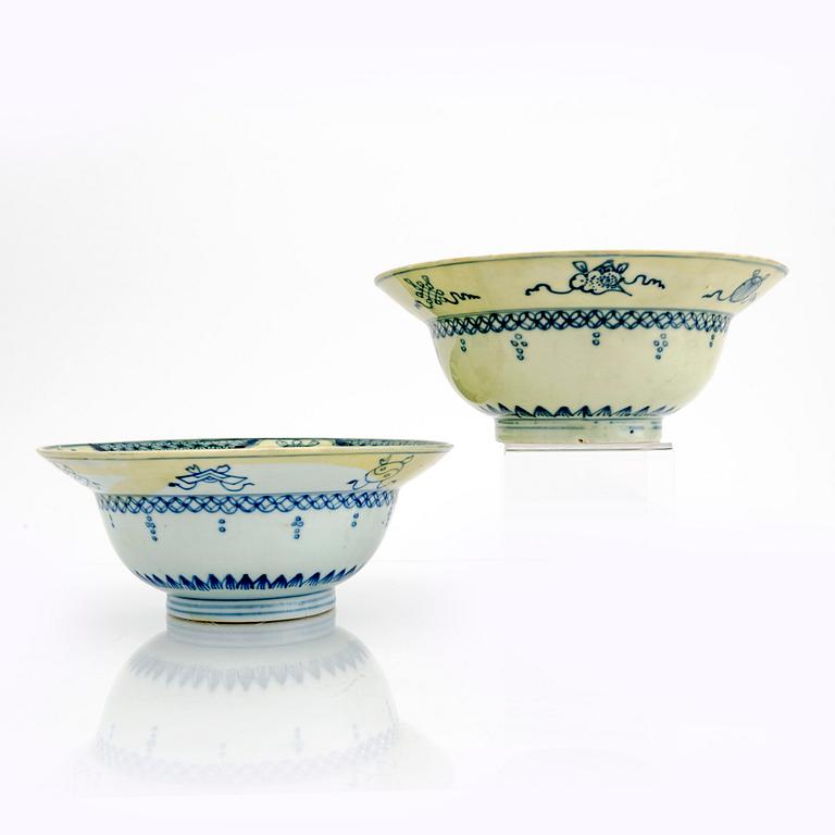 A pair of Qing Dynasty porcelain bowls.