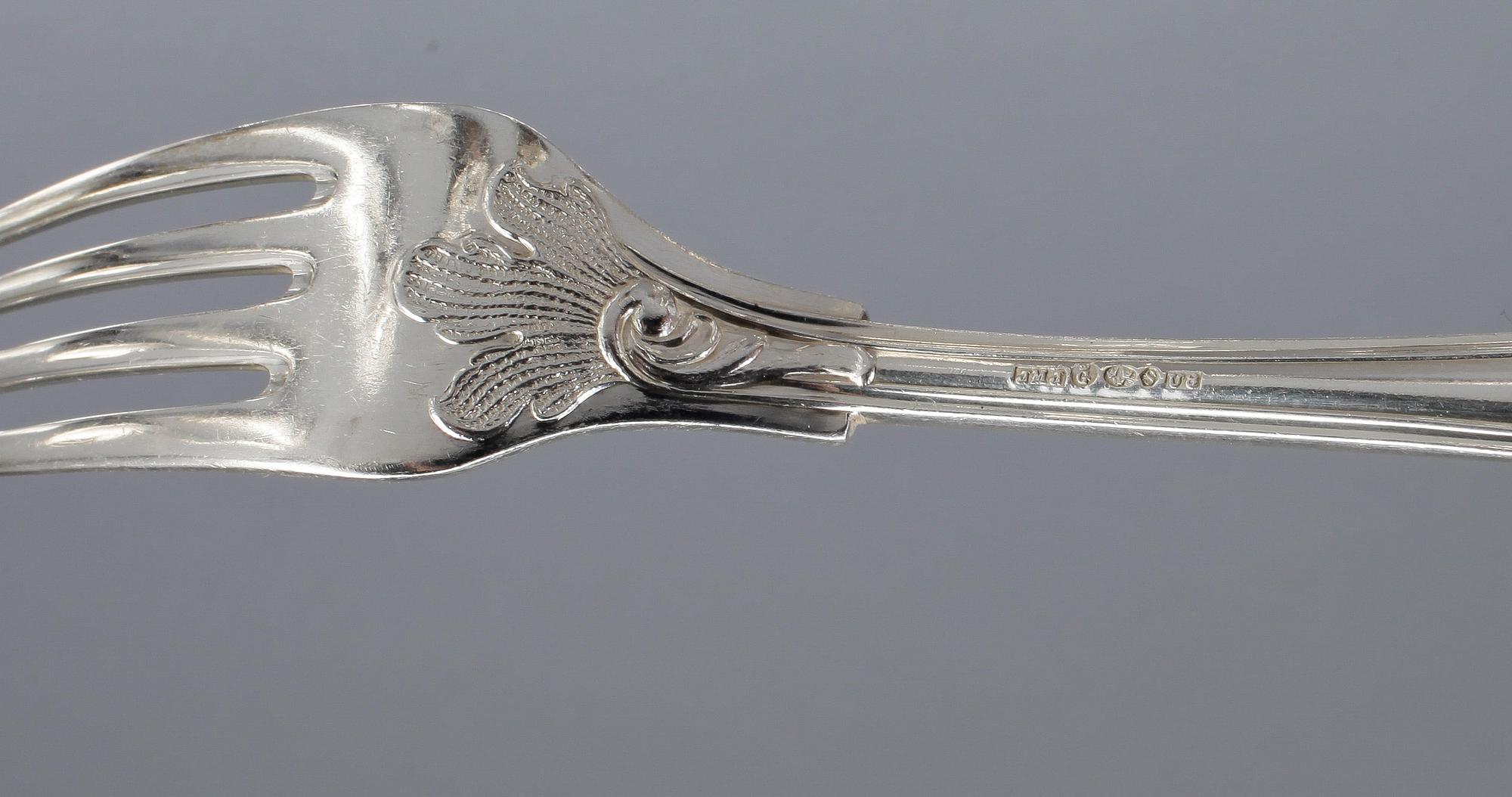 SCHATULL MED SILVERBESTICK, 158 + 3, bland annat JMJ, Göteborg, 1900-talets första hälft. Vikt ca 4576 gram.