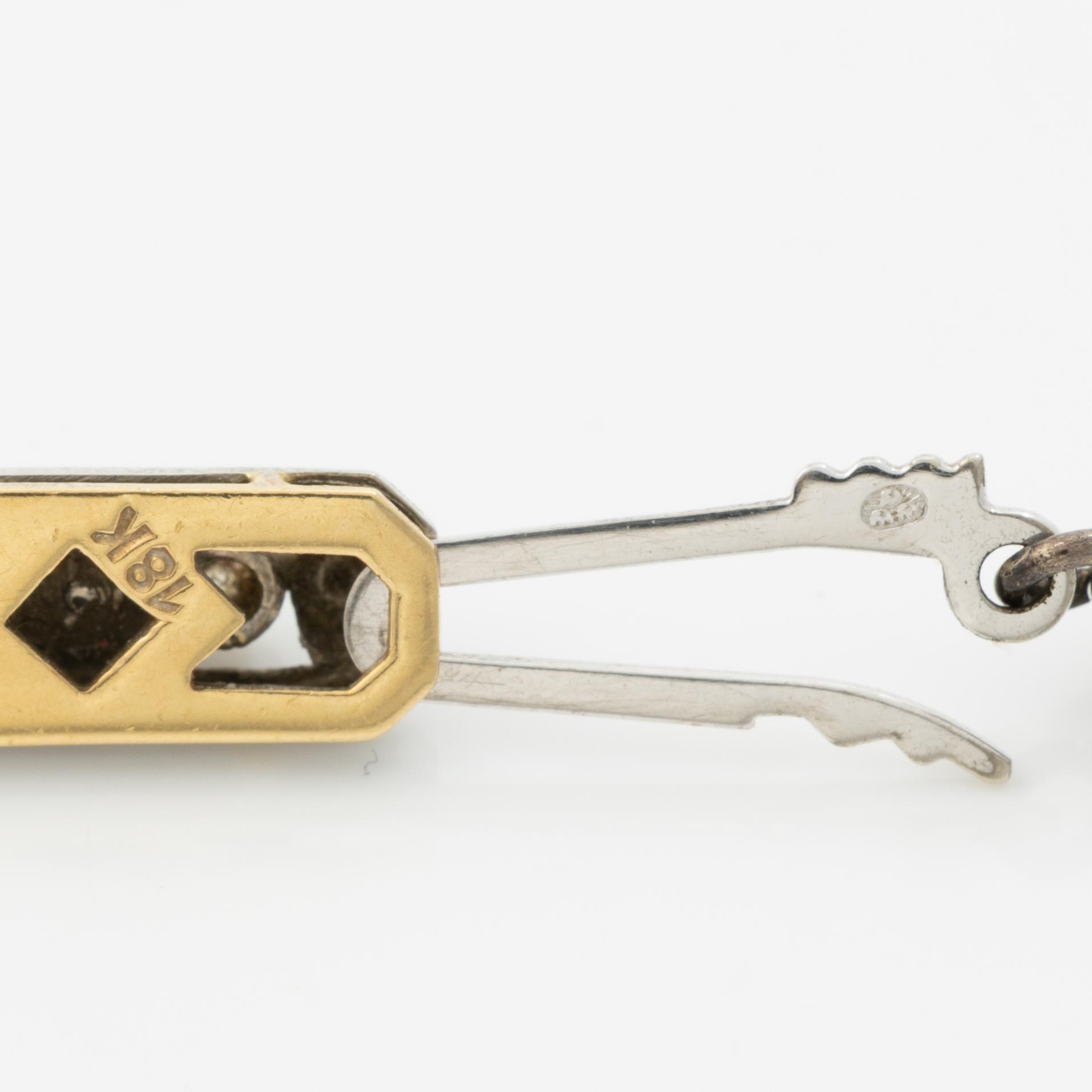 Pärlcollier, doserade odlade pärlor, med lås i 18K guld med små diamanter.