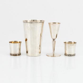 Supkoppar, ett par, bägare samt snapsglas, silver. Bl a Cesons, Göteborg 1972.