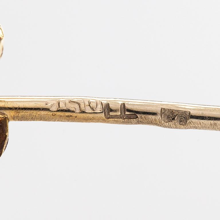 An 18K gold and diamond brooch in form of a duck.