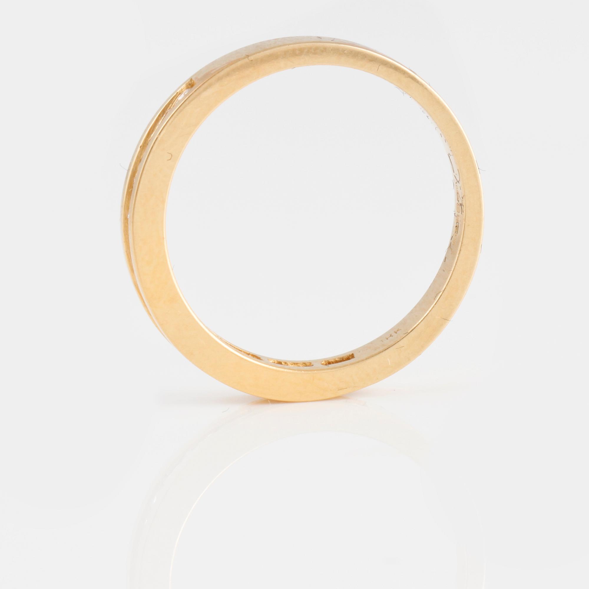 RING, 18K guld med briljant och baguetteslipade diamanter 0.50 ct. Vikt 4,9 gram.