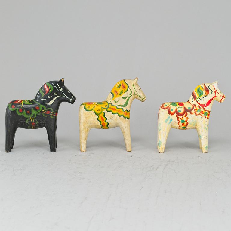 13 Dala horses.