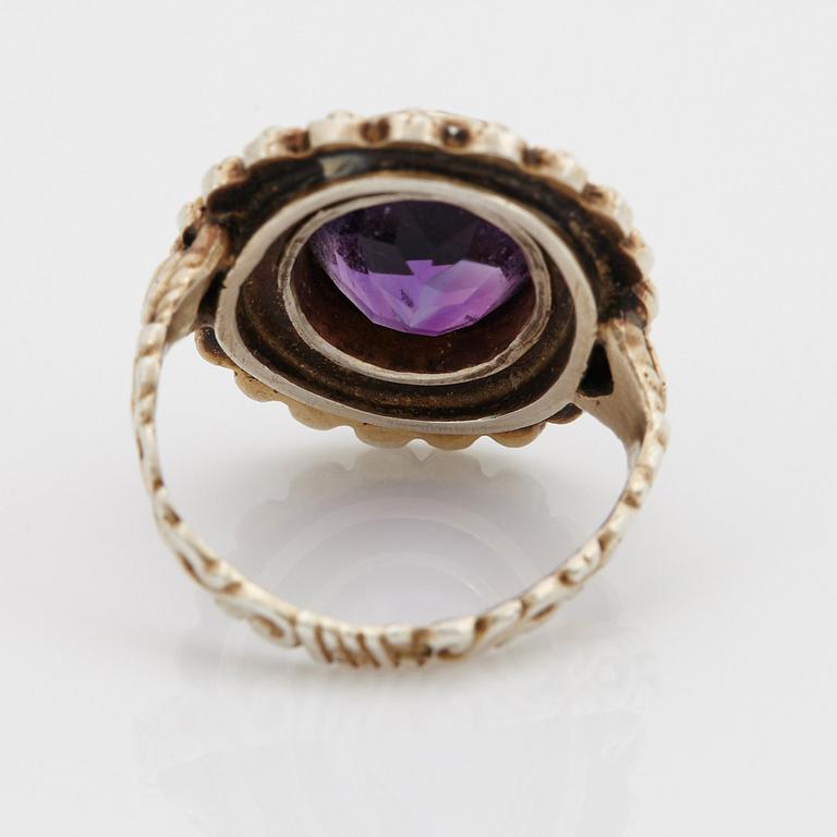 Garnityr bestående av en collier, ett par örhängen och en ring.