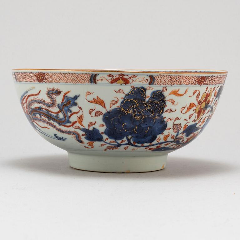 A famille rose and imari 'mandarin' figural export porcelain bowl, Qing dynasty, Qianlong (1736-95).