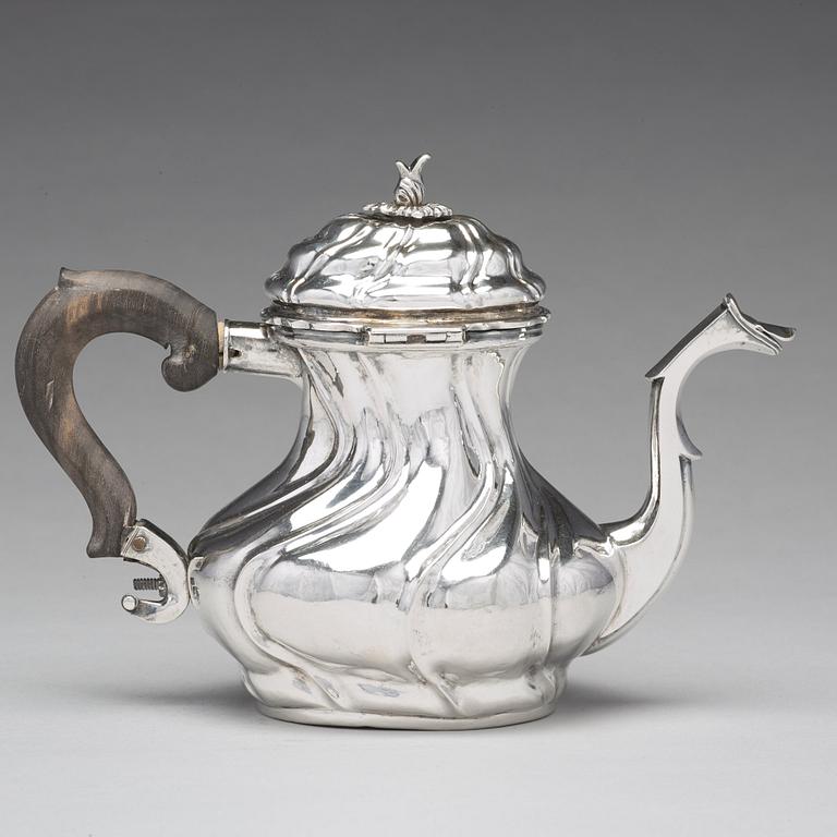 Olof Gravander, tekanna, silver, Kristinehamn 1759. Rokoko.