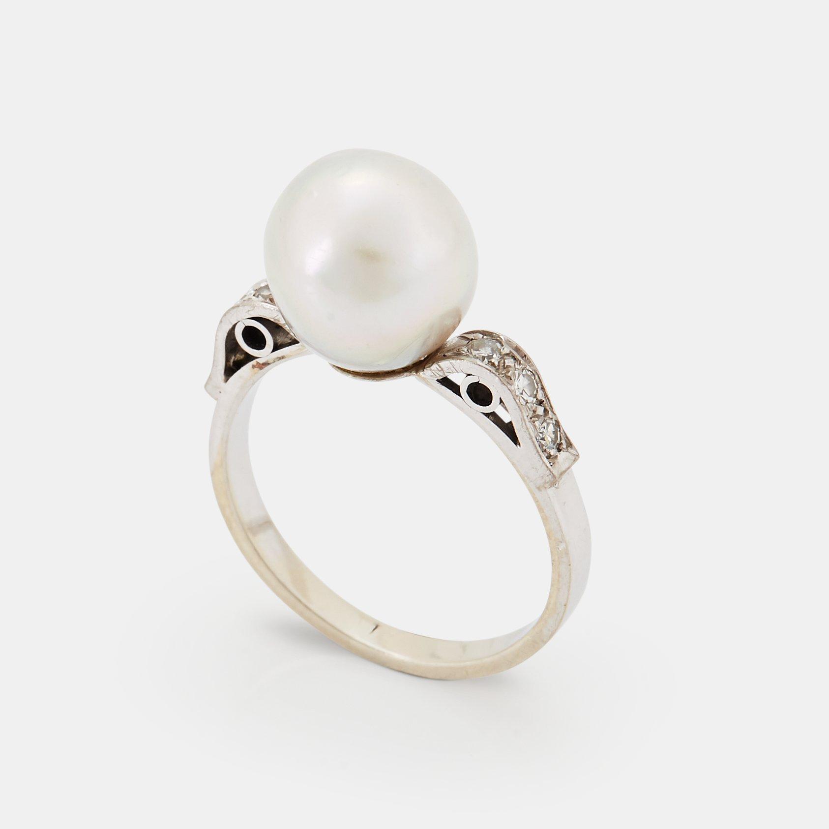 Ring 18K vitguld med en pärla och åttkantslipade diamanter.