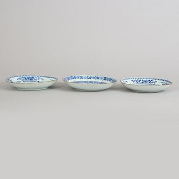 A set of 3 blue and white dishes (2+1), Qing dynasty, Qianlong (1736-95).