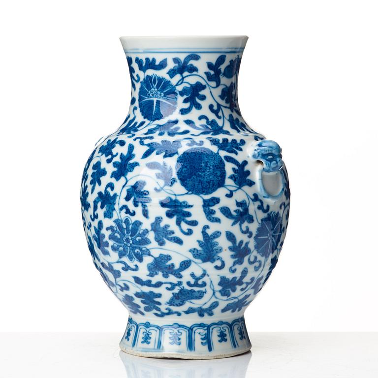 A blue and white vase, Qing dynasty, 19th Century.