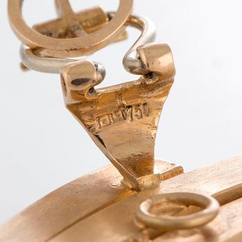 A pair of Paul Binder earrings in 18K gold and wood.