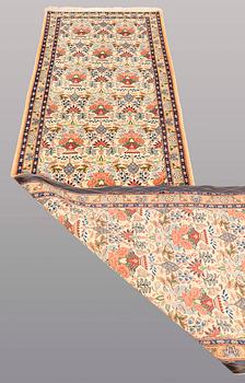 GALLERIMATTA, Figural Ghom part silk, ca 410 x 88 cm.