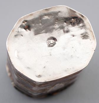 VÄSKA, DOSA, LÄPPSTIFT SAMT CHAMPAGNEVISP, silver, 1800/1900-tal. Vikt ca 154 g.