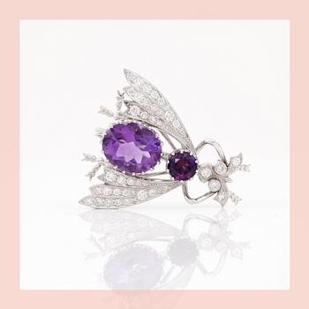 BROSCH i form av en fluga med ametister samt diamanter totalt ca 0.96 ct.